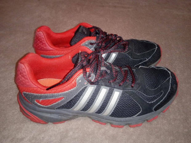 Adidas sportcipő 41 1/3-os méretben eladó!