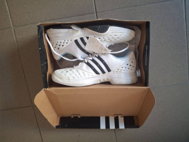 Adidas teniszcipő. 40