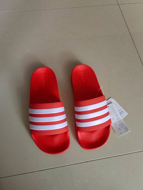 Adidas új papucs piros színben eladó 42-es