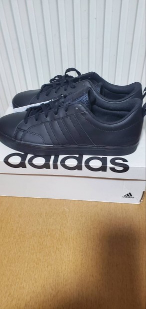 Adidas ujj 44-es cipo.