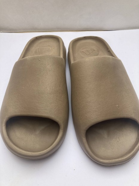 Adidas yeezy EU 41-42 papucs