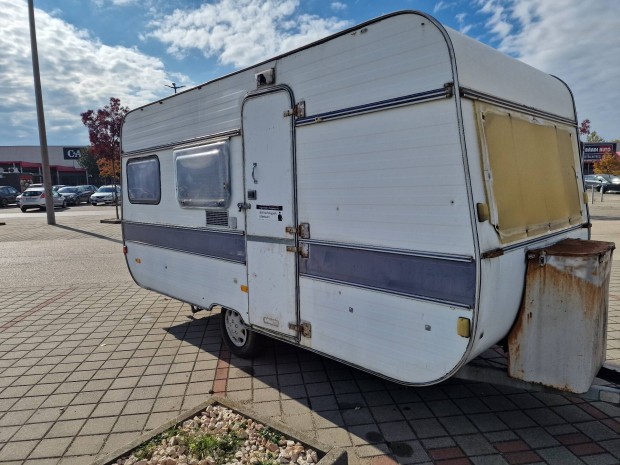 Adria 400 lakokocsi 4 fekhelyes akar azallitassal is