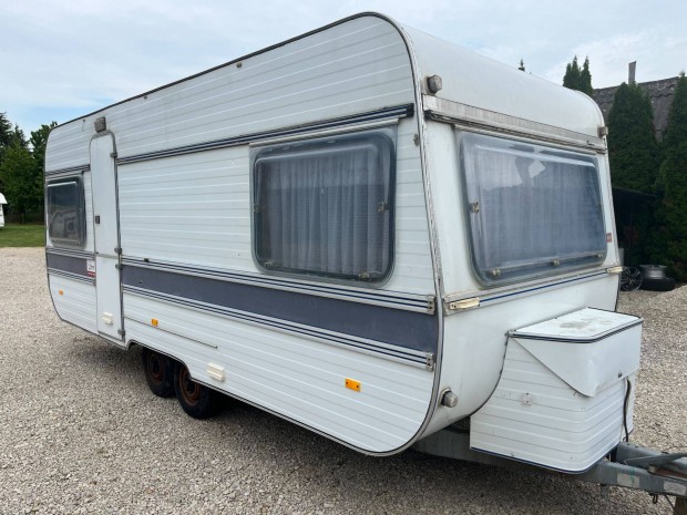 Adria 530 lakkocsi