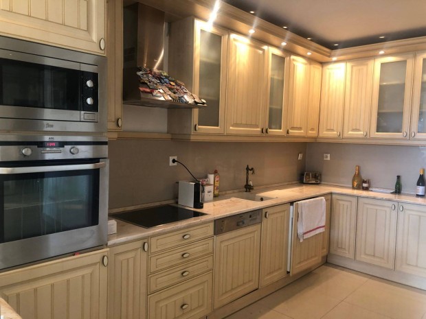 Ady Lak�parkban Lak�s Elad�