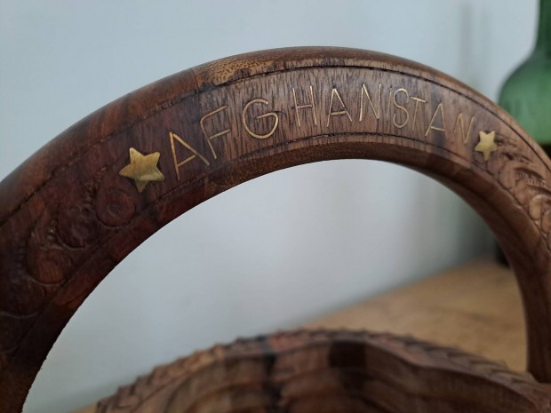 Afghanistan feliratos faragott fa kináló