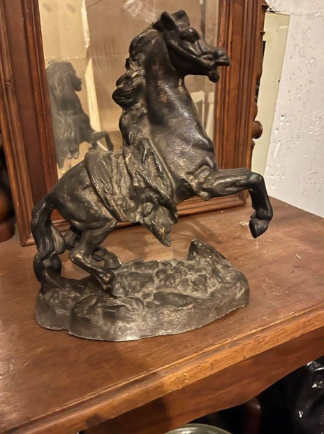 Ágaskodó ló sárgaréz szobor