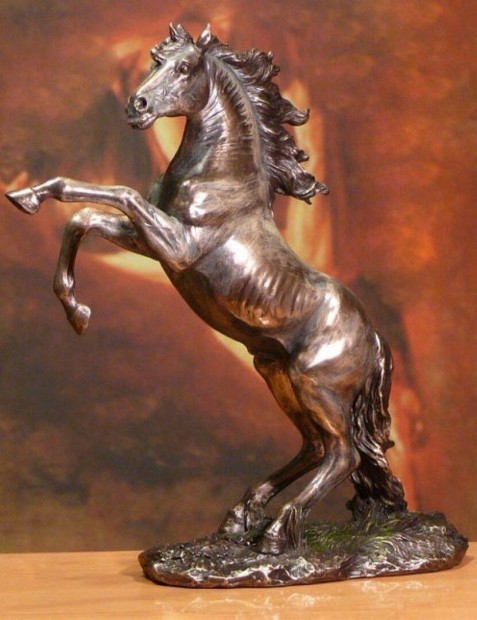 Ágaskodó ló szobor (25076)