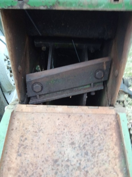 �gdar�l� alkatr�sz