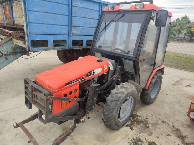 Agt835hlt traktor