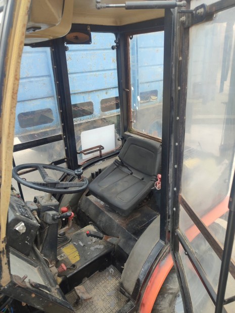Agt835hlt traktor