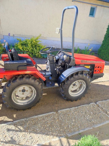Agt 830 kistraktor traktor friss mszakival gyri eszkzeivel elad