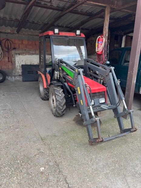 Agt 835 T homlokrakodós kis traktor
