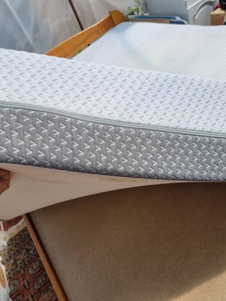 Ágy.160x200cmes vastag keretes fenyőágy jó minősegű matraccal eladó