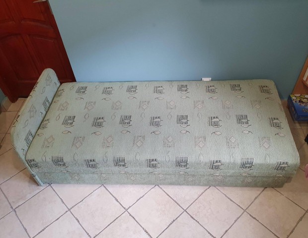 Ágy - kárpitozott, rugós matraccal - 90x190 cm