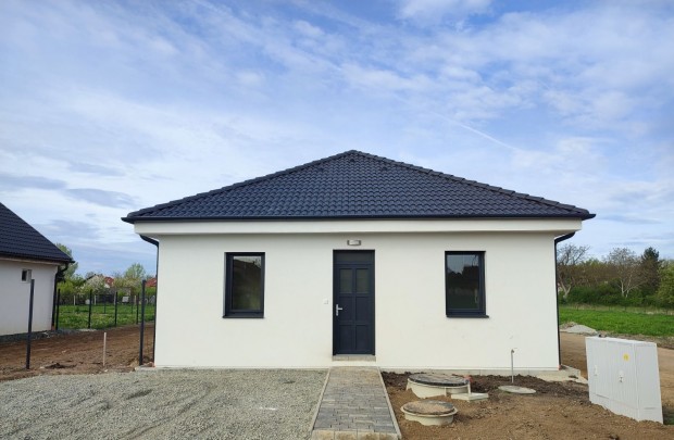 Agyagosszerg�nyben �j �p�t�s� csal�di h�z elad�!