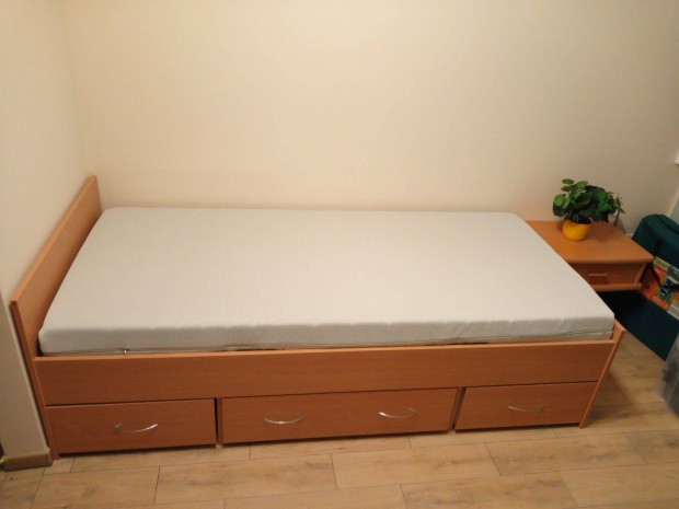 Ágykeret 200x100 cm, matrac, éjjeliszekrény, olyan jó, mint újkorában