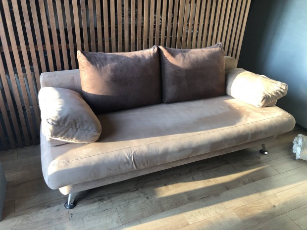 �gynem�tart�s kanap�agy