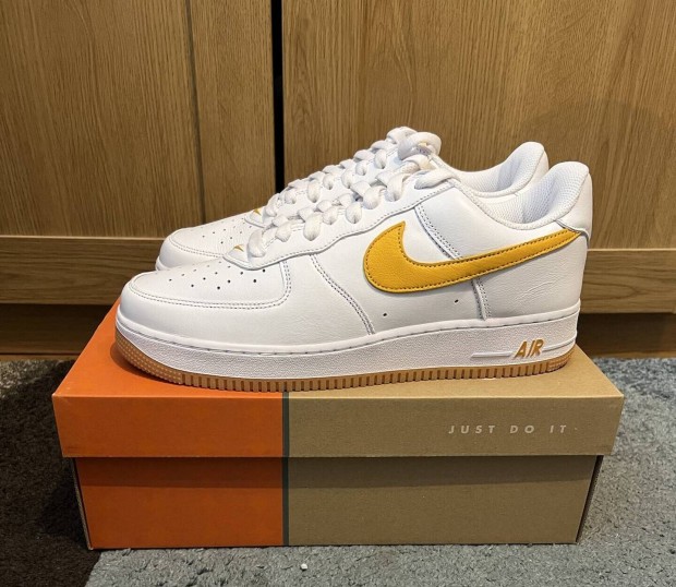 Air Force 1 low university gold 44.5