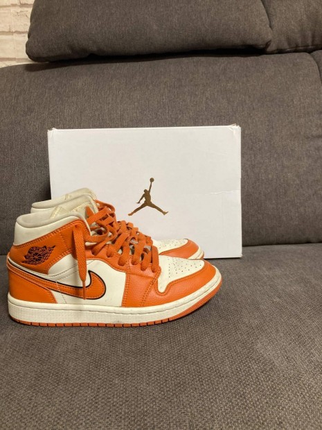 Air Jordan 1 MID SE Narancssrga