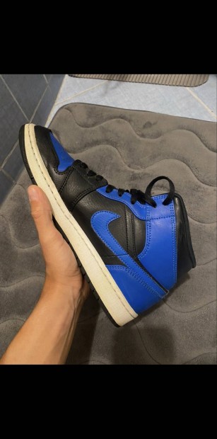 Air Jordan 1 Mid Royal Blue