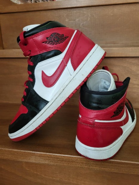 Air Jordan 1 piros fekete 40mret