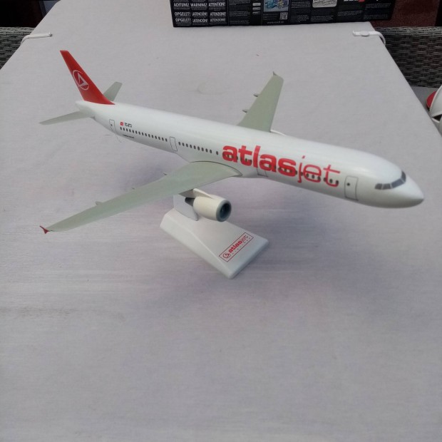 Airbus A321 1:100 replgp makett 