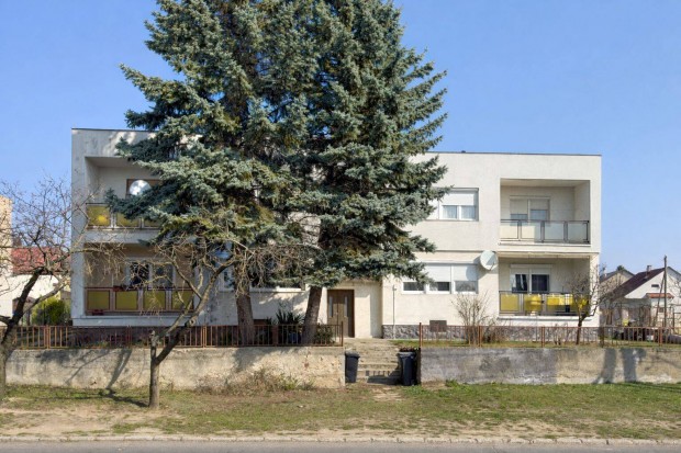 Ajka 84 m2-es erk�lyes lak�s gar�zzsal kerttel Alkuk�pes