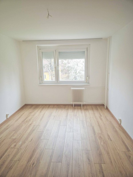 Ajka Fő úton 2. emeleti 2 szobás szép lakás eladó