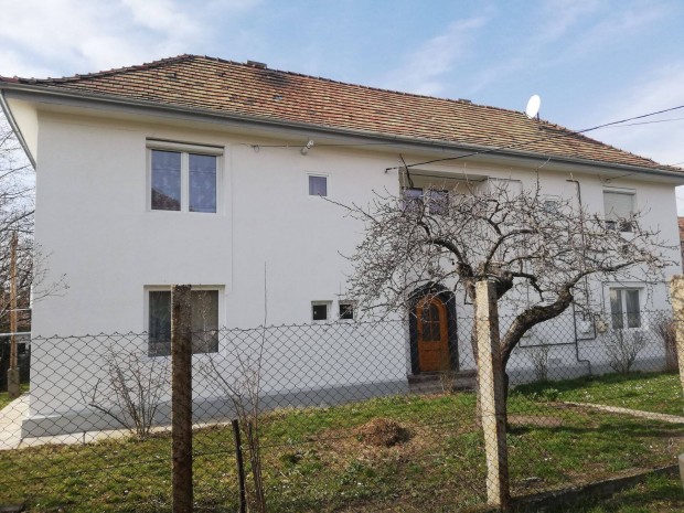 Ajka-Padragk�t lak�s elad�