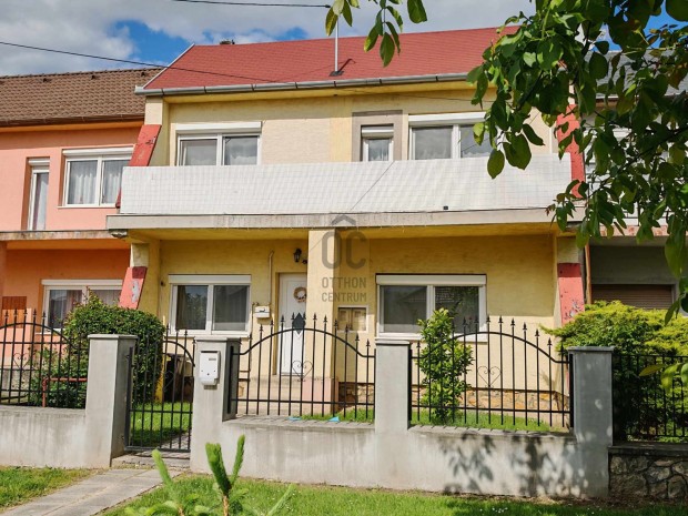 Ajka kertvárosi részén, Tósokberénden, csendes utcában, 2 szintes, 90
