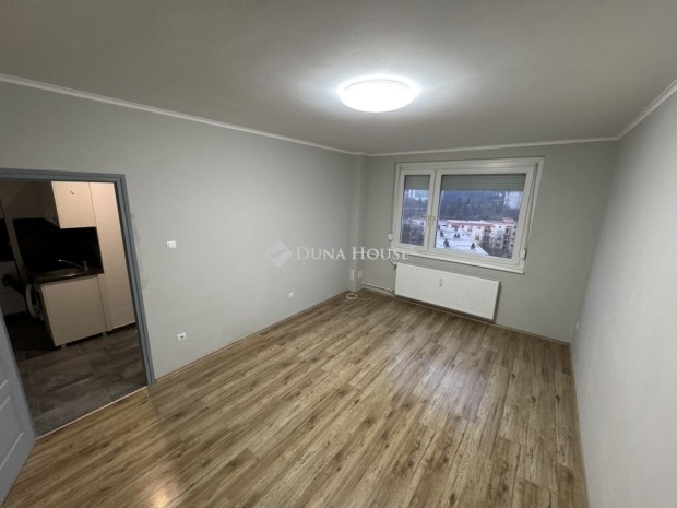 Ajkai 36 nm-es lak�s elad�