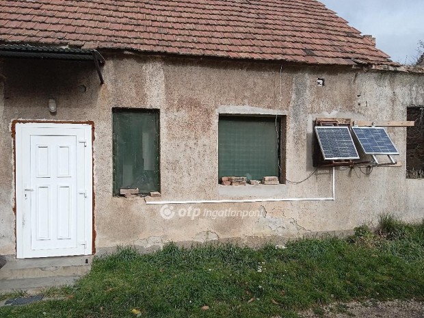 Ajkai 44 nm-es lak�s elad�