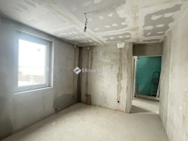 Ajkai 48 nm-es lak�s elad�