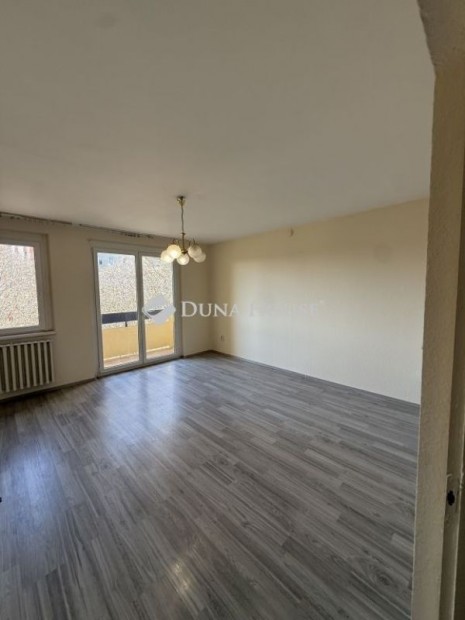 Ajkai 54 nm-es lak�s elad�