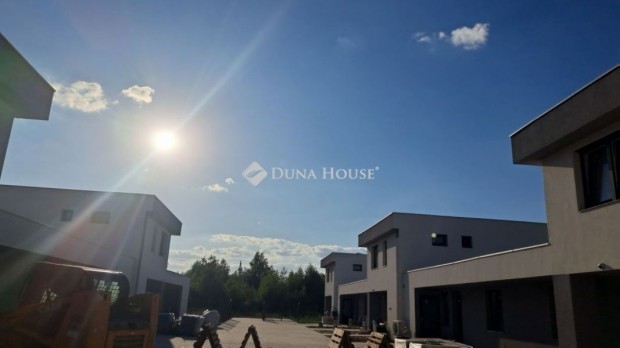 Ajkai 98 nm-es h�z elad�