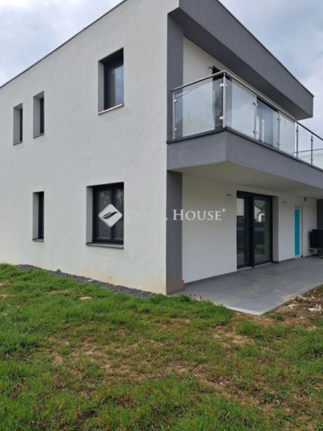 Ajkai elad� 104 nm-es h�z