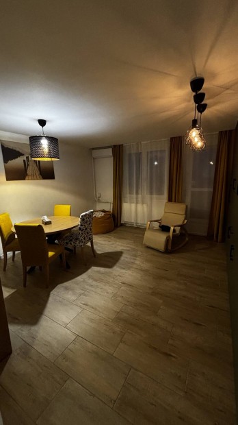 Ajkai fel�j�tott 85nm lak�s 