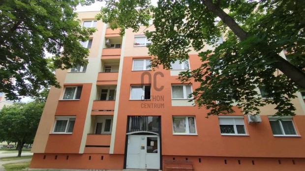 Ajkán a városközpontban 2. emeleti, 1,5 szobás panel lakás eladó.