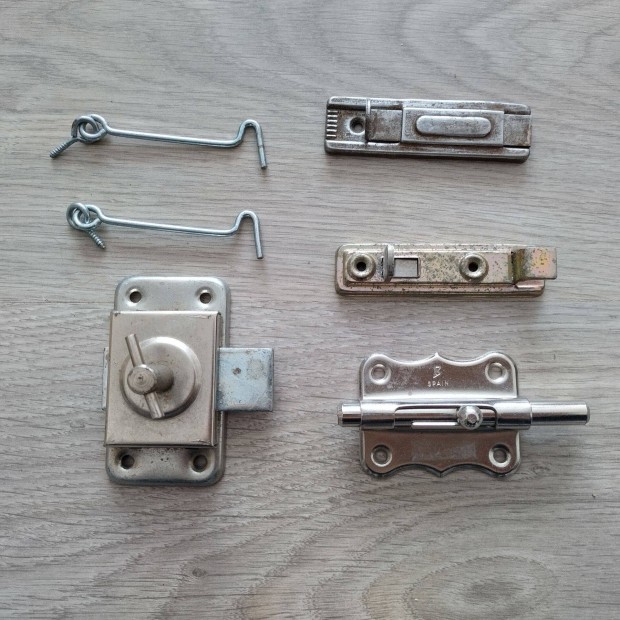 Ajt� riglik, akaszt�k (�jszer�ek) egyben olcs�n elad�