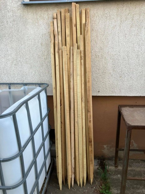 Akác karók eladók 10 db egyben 5000 Ft Újak Győrben Fotón láthatóan