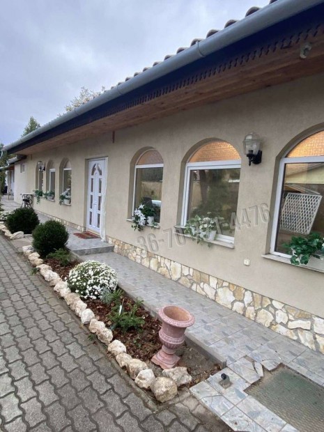 Akad�lymentes csal�di h�z �rd k�zpontj�ban