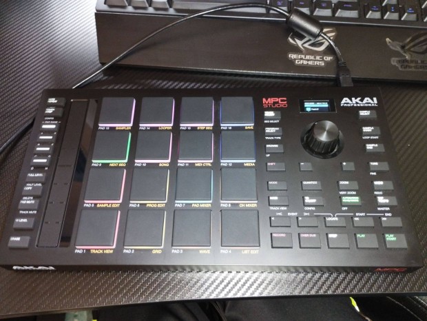 Akai MPC Studio MK2 Groove box s Akai MPK mini MK3 MIDI