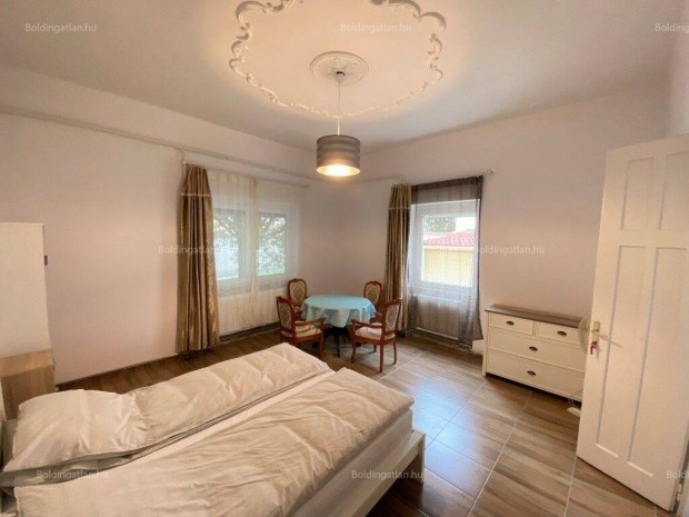 Ak�r �sszek�lt�znek, Irod�nak