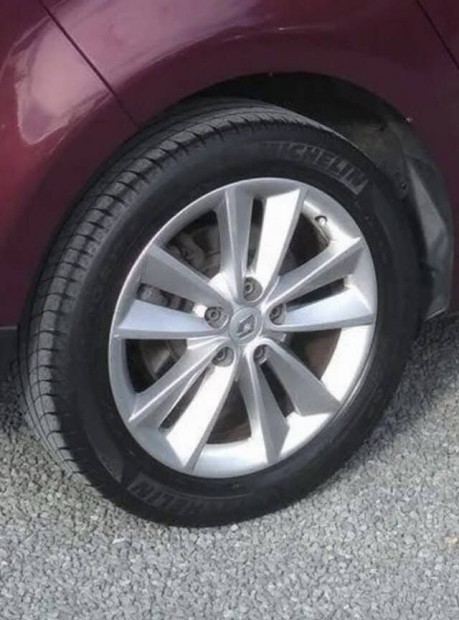 Akció! Renault Scenic 3 gyári 17" felni Michelin nyári gumival eladó!