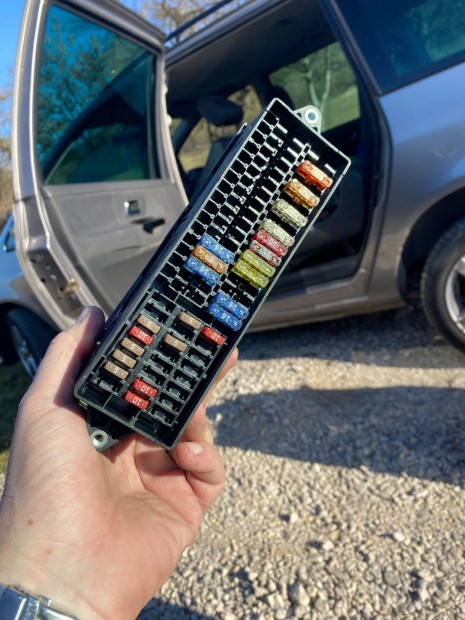 Akció ! VW Touran 1T belső biztosíték tábla