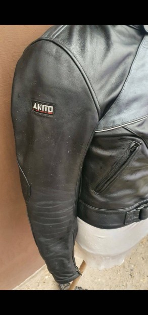 Akito protectoros br dzseki kisebb mret