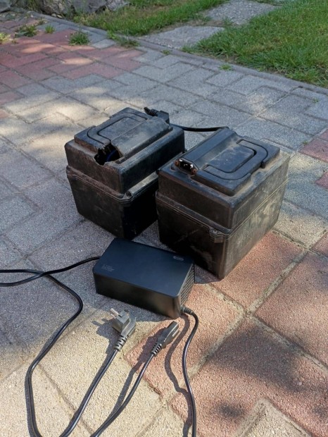 Akkumulátor-Akkumulátor töltő - e-robogóhoz