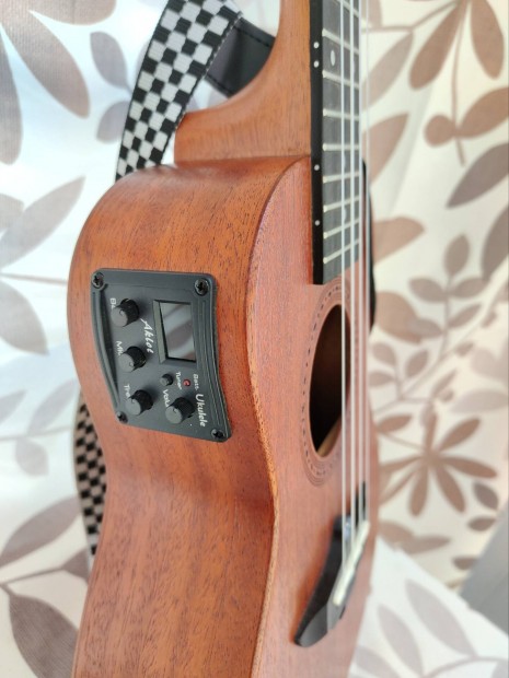 Aklot elektroakusztikus ukulele 