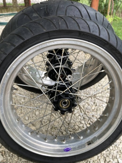 Akront supermoto-kerkszett Dominatorbl