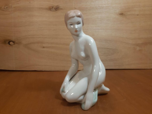 Akt - óbudai Aquincum porcelán figura